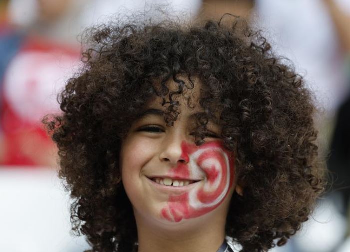 مشجع تونسي شاب في المدرجات قبل مباراة الدنمارك.