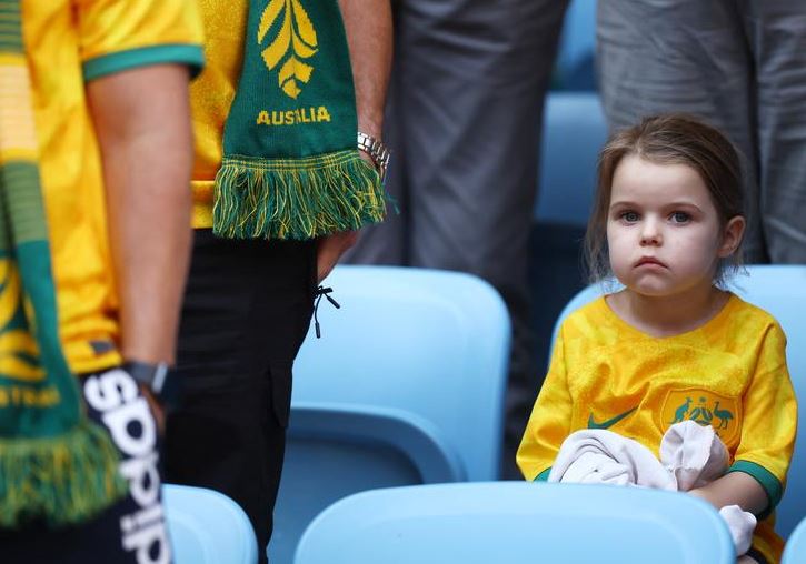 مشجع شاب من أستراليا داخل الملعب قبل مباراة تونس