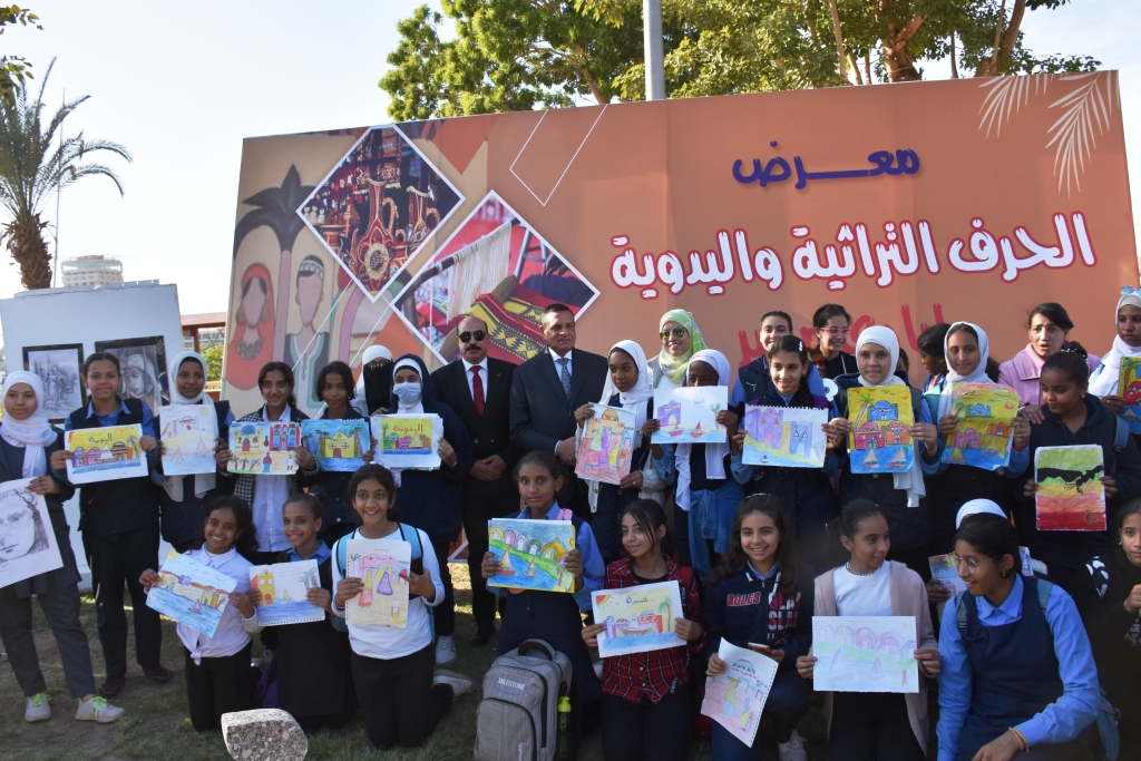 افتتاح معرض أيادى مصر بحضور وزراء التخطيط والتنمية المحلية وشئون مجلس الوزراء الإماراتى ومحافظ أسوان (12)
