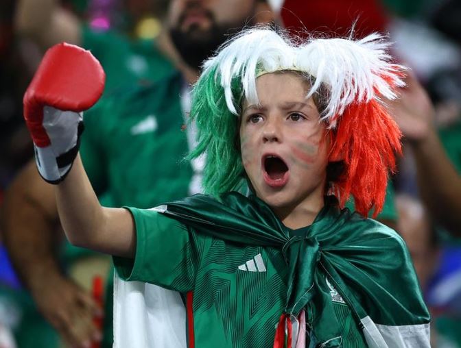 مشجع مكسيكي شاب يتفاعل داخل الملعب قبل المباراة مع بولندا