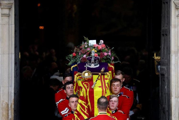 نقل نعش الملكة إليزابيث ملكة بريطانيا في وستمنستر أبي بعد قداس في يوم جنازتها الرسمية ودفنها في لندن ، 19 سبتمبر 2022. رويترز  هانا مكا