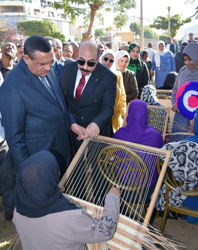 افتتاح معرض أيادى مصر بحضور وزراء التخطيط والتنمية المحلية وشئون مجلس الوزراء الإماراتى ومحافظ أسوان (14)