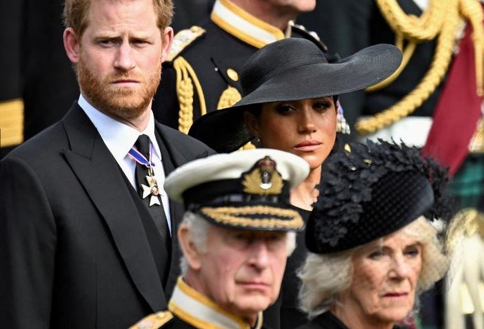 ميجان والأمير هاري والملكة كاميلا والملك تشارلز  فى جنازة ودفن ملكة بريطانيا إليزابيث