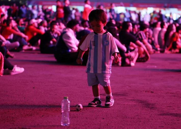 شوهد مشجع شاب من الأرجنتين خلال المباراة بين الولايات المتحدة وويلز
