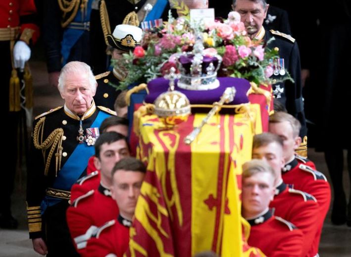 ملك بريطانيا تشارلز وأفراد من العائلة المالكة يتبعون نعش الملكة إليزابيث ملكة بريطانيا