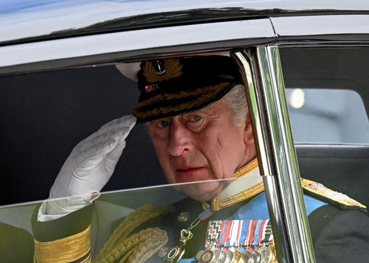 ملك بريطانيا تشارلز يحيي أثناء مغادرته ويلينجتون آرتش في يوم جنازة ودفن ملكة بريطانيا إليزابيث في لندن