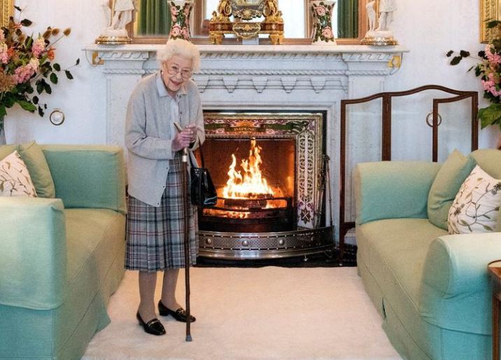 ملكة بريطانيا إليزابيث تنتظر في غرفة الرسم قبل أن تستقبل ليز تروس للجمهور ، حيث دعت الزعيم المنتخب حديثًا لحزب المحافظين ليصبح رئيسًا للوزراء وتشكيل حكومة جديدة