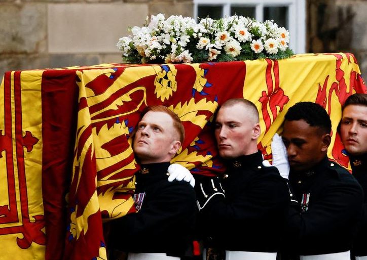 حاملو النعش يحملون نعش الملكة إليزابيث ملكة بريطانيا عند وصول المحراب إلى قصر هوليرود هاوس في إدنبرة ، اسكتلندا