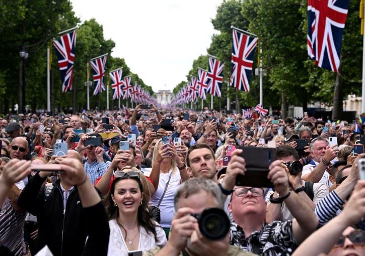 تجمع الناس في المركز التجاري لمشاهدة تحليق فوق قصر باكنغهام خلال الاحتفالات بمناسبة اليوبيل البلاتيني لملكة بريطانيا إليزابيث ، في لندن ، 2 يونيو. رويترز  ديلان مارتينيز