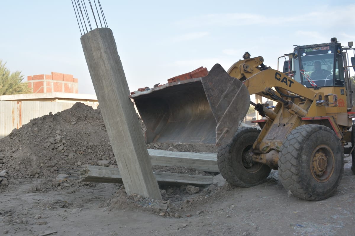 إزالة أسوار مخالفة على ترعة الاسماعيلية (5)