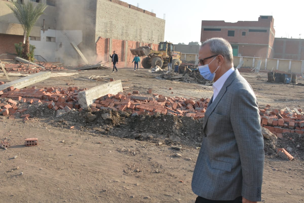 إزالة أسوار مخالفة على ترعة الاسماعيلية (3)