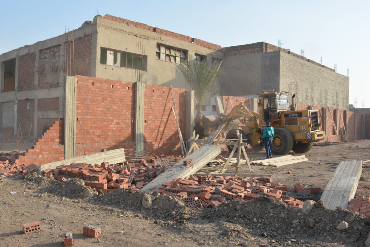 إزالة أسوار مخالفة على ترعة الاسماعيلية (6)