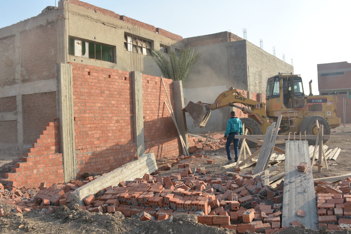 إزالة أسوار مخالفة على ترعة الاسماعيلية (4)