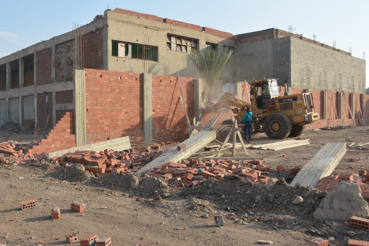 إزالة أسوار مخالفة على ترعة الاسماعيلية (8)