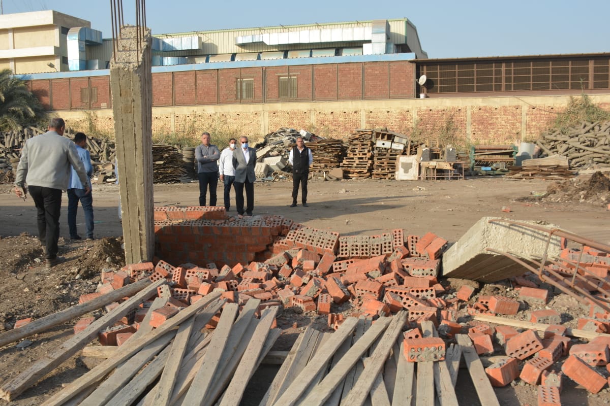 إزالة أسوار مخالفة على ترعة الاسماعيلية (9)