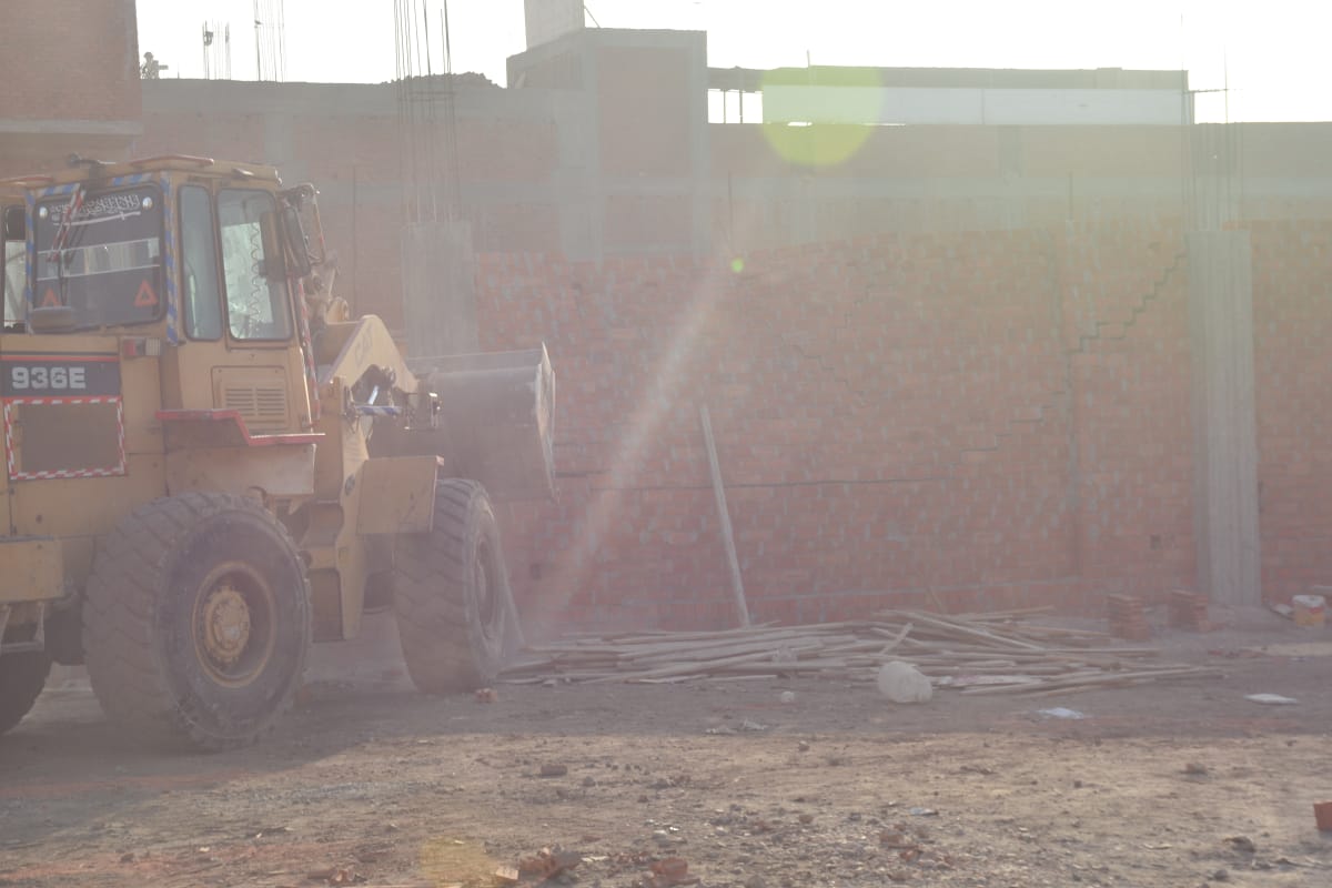 إزالة أسوار مخالفة على ترعة الاسماعيلية (1)