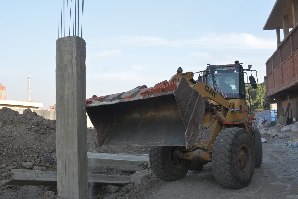 إزالة أسوار مخالفة على ترعة الاسماعيلية (2)