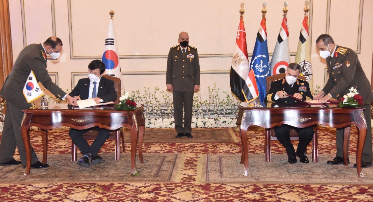 وزير الدفاع يشهد مراسم توقيع عدد من عقود التسليح مع كوريا الجنوبية (1)