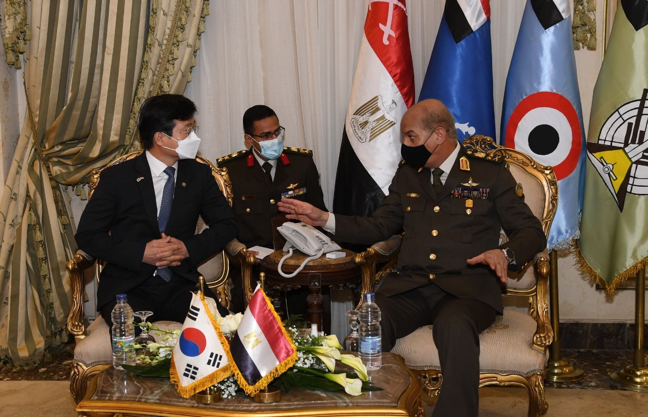 وزير الدفاع يشهد مراسم توقيع عدد من عقود التسليح مع كوريا الجنوبية (3)