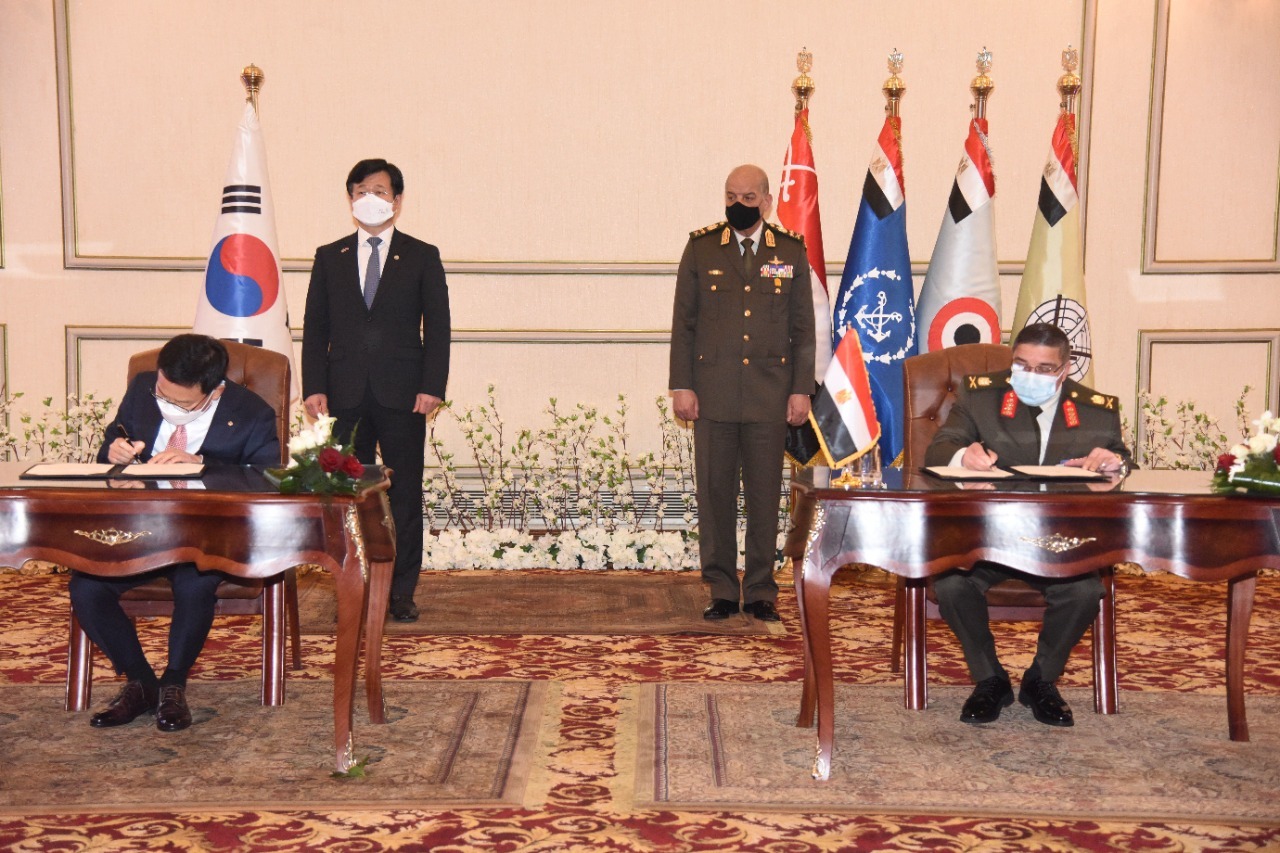 وزير الدفاع يشهد مراسم توقيع عدد من عقود التسليح مع كوريا الجنوبية (4)
