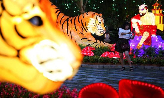 امرأة تلتقط صورة سيلفي مع زينة رأس السنة القمرية الصينية