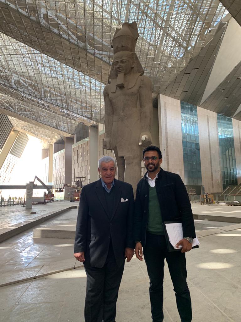 الدكتور زاهي حواس والزميل محمد أسعد داخل المتحف المصري الكبير