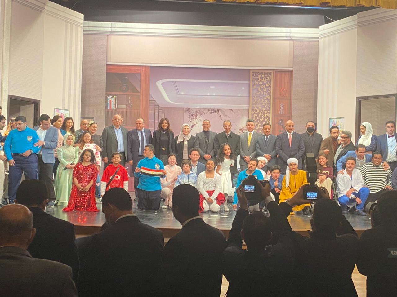 وزراء وإعلاميون يلتقطون صورا تذكارية مع أبطال مسرحية  “كنز الدنيا (2)