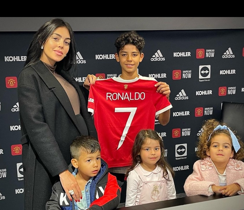 ابن كريسيتانو رونالدو يوقع عقدا مع مانشستر يونايتد ويختار قميص والده -  اليوم السابع