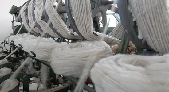 تصنيع صوف الخراف وتحويلة إلى خيوط الصوف (3)