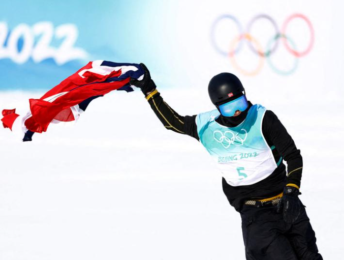 النرويجي بيرك رود يحتفل بعد فوزه بالميدالية الذهبية في المرحلة الثالثة