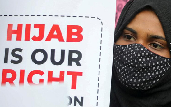 لافتات مؤيدة للحجاب