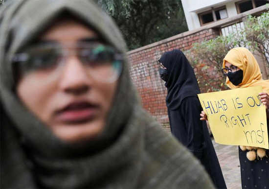 احتجاجات ضد خلع الحجاب