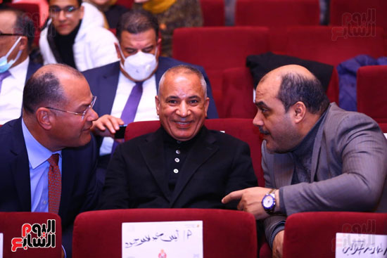 الاعلاميون احمد موسى ومحمد الباز ونشأت الديهى فى عرض مسرحية كنز الدنيا
