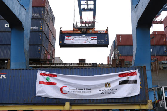 سفينة-مساعدات-مصرية-تغادر-ميناء-دمياط-للأشقاء-فى-لبنان-(11)