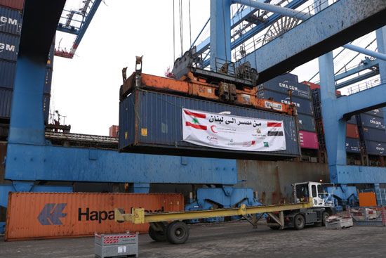 سفينة-مساعدات-مصرية-تغادر-ميناء-دمياط-للأشقاء-فى-لبنان-(13)