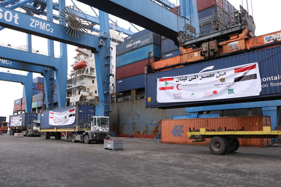 سفينة-مساعدات-مصرية-تغادر-ميناء-دمياط-للأشقاء-فى-لبنان-(9)