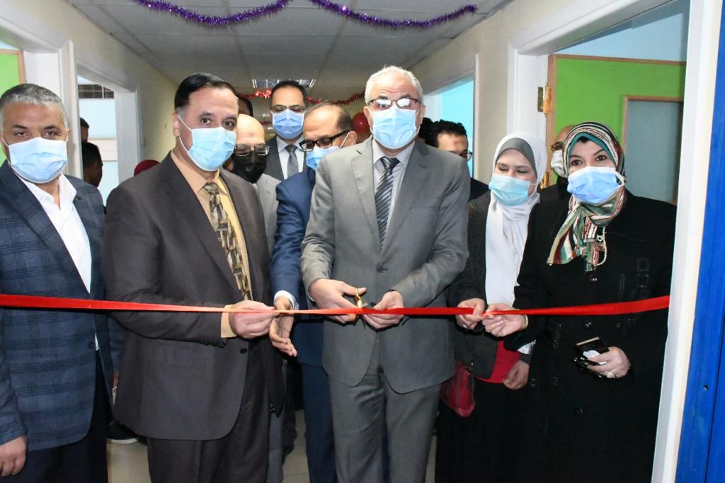 رئيس جامعة قناة السويس يفتتح العناية المركزة للأطفال بالمستشفى  (1)