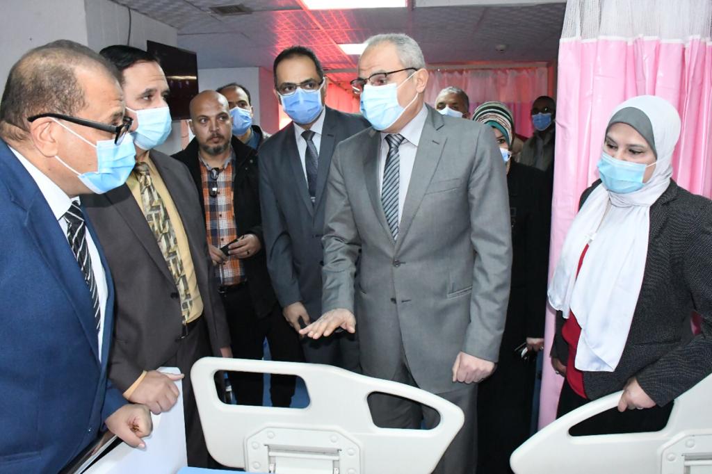 رئيس جامعة قناة السويس يفتتح العناية المركزة للأطفال بالمستشفى  (3)