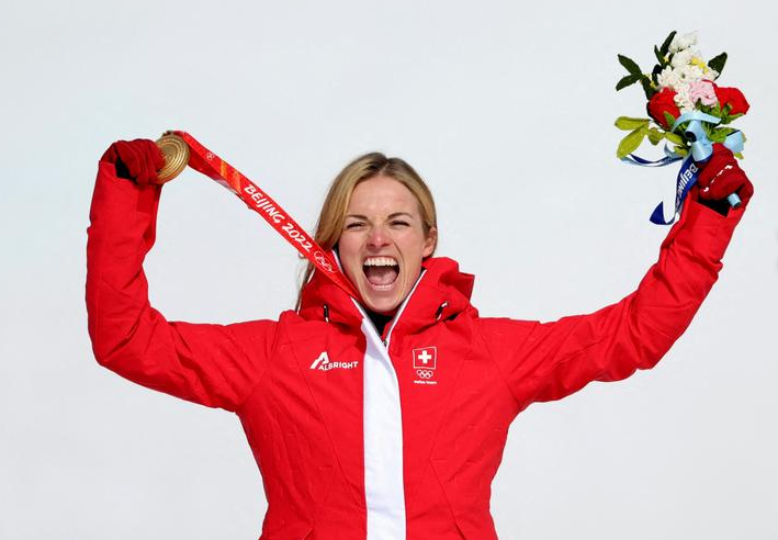 الحائزة على الميدالية الذهبية السويسرية لارا جوت بهرامي تحتفل بميداليتها خلال حفل النصر في التزلج على جبال الألب للسيدات