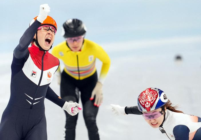 الهولندية سوزان شولتينج تفوز بالميدالية الذهبية قبل الحائزة على الميدالية الفضية من كوريا الجنوبية