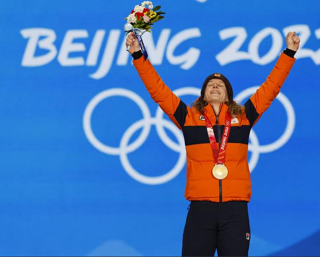 احتفلت الهولندية إيرين ويست الحائزة على الميدالية الذهبية على منصة التتويج بعد سباق التزلج السريع سيدات 1500 متر