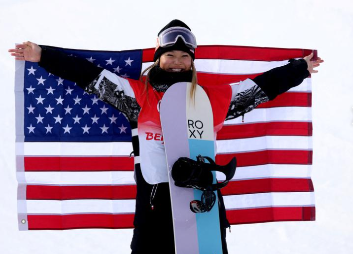 الحائزة على الميدالية الذهبية من الولايات المتحدة كلوي كيم فى التزلج على الجليد