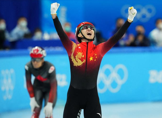 يحتفل Wu Dajing من الصين بعد فوز فريقهم بالميدالية الذهبية في التزلج السريع على مضمار قصير