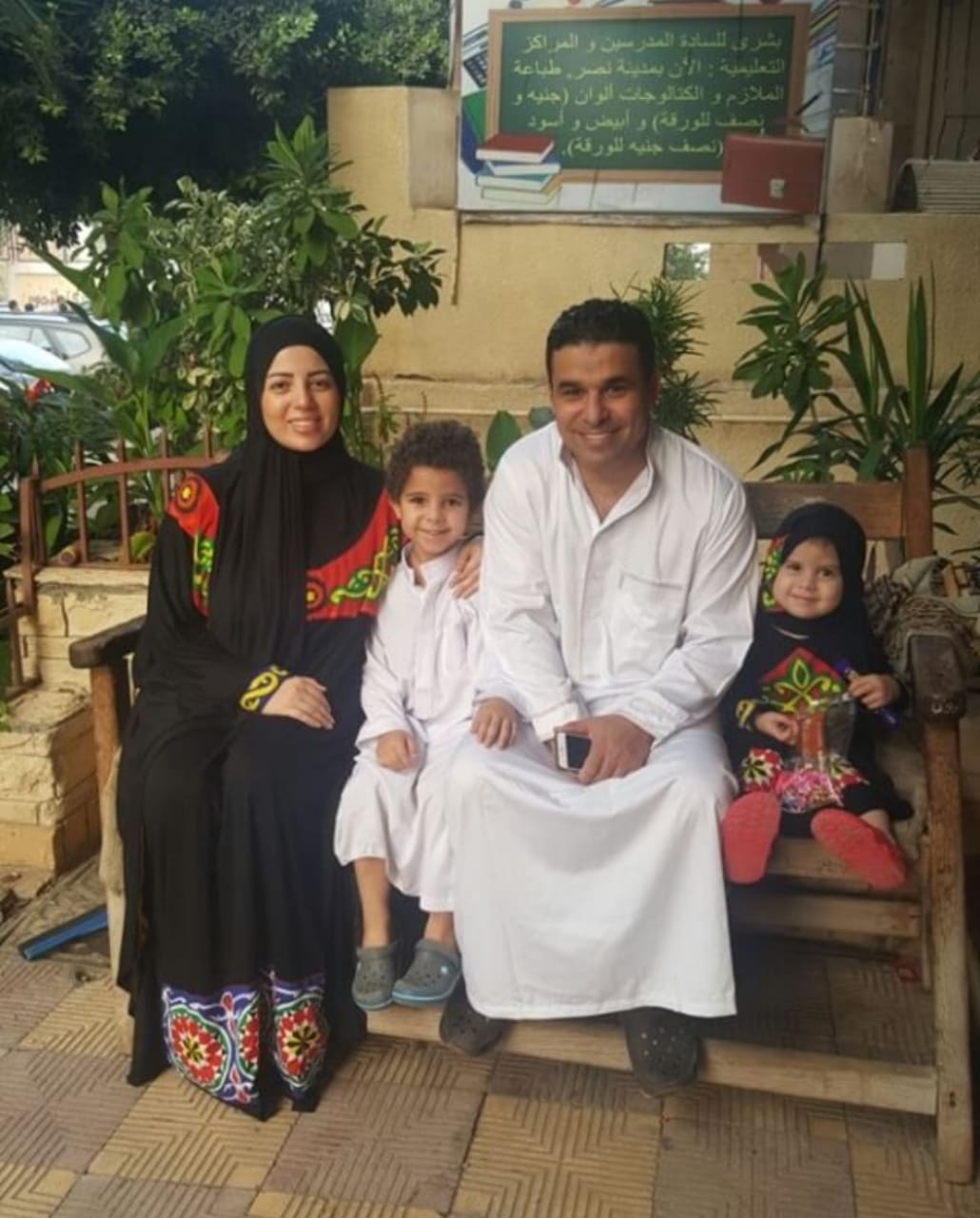خالد الغندور مع زوجته وابناؤه
