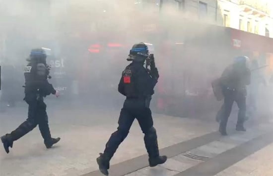 شرطة مكافحة الشغب تنشر الغاز المسيل للدموع