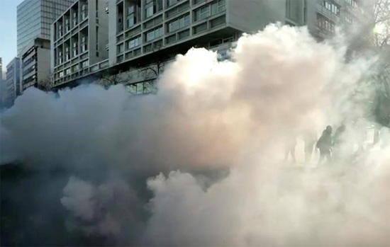 الشرطة الفرنسية تستخدم الغاز المسيل للدموع أثناء مواجهتها المتظاهرين