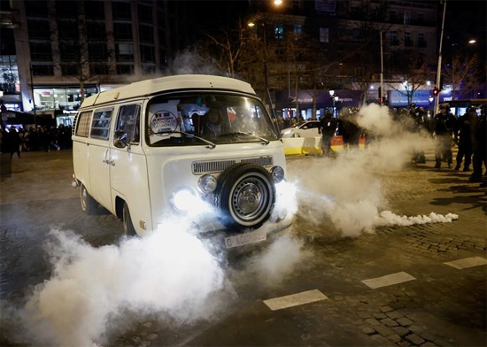 إطلاق قنابل الغاز المسيل للدموع خلال احتجاج في شارع الشانزليزيه