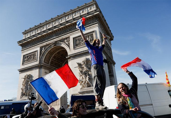 متظاهر خلال قافلة الحرية للاحتجاج على لقاح فيروس كورونا والقيود المفروضة في باريس