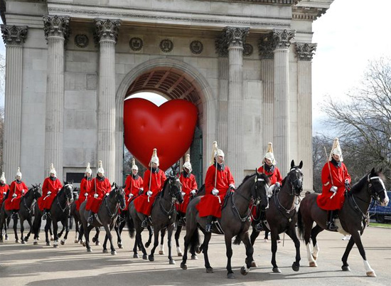 أفراد من سلاح الفرسان فى عيد الحب بلندن