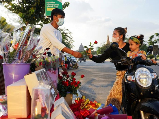 بائع متجول يبيع الزهور كمبوديا